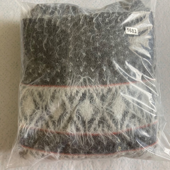 Sleeping on snow Anthropologie women’s off the shoulder style sweater - Picture 9 of 9